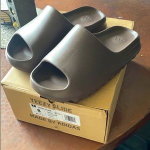 YEEZY SOOT SLIDES size 8